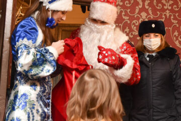 Зимний волшебник вручил детям подарки.
