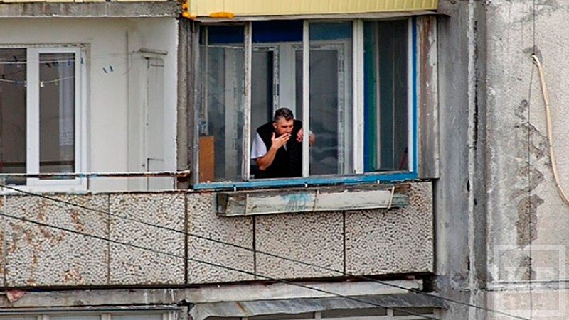 сообщает пресс-служба МЧС РТ. Мужчина курил на балконе