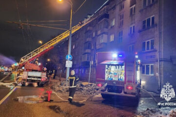 Огонь вспыхнул накануне вечером на улице Болотникова.