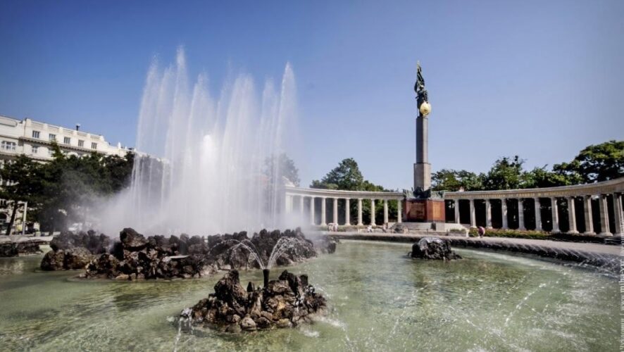 Монумент воздвигнут в память о 38 000 советских солдат