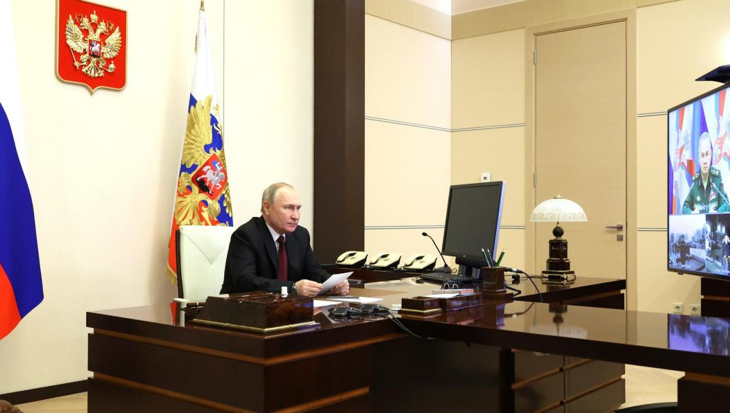 Глава государства по видеосвязи принял участие в церемонии подъема военно-морского флага на кораблях