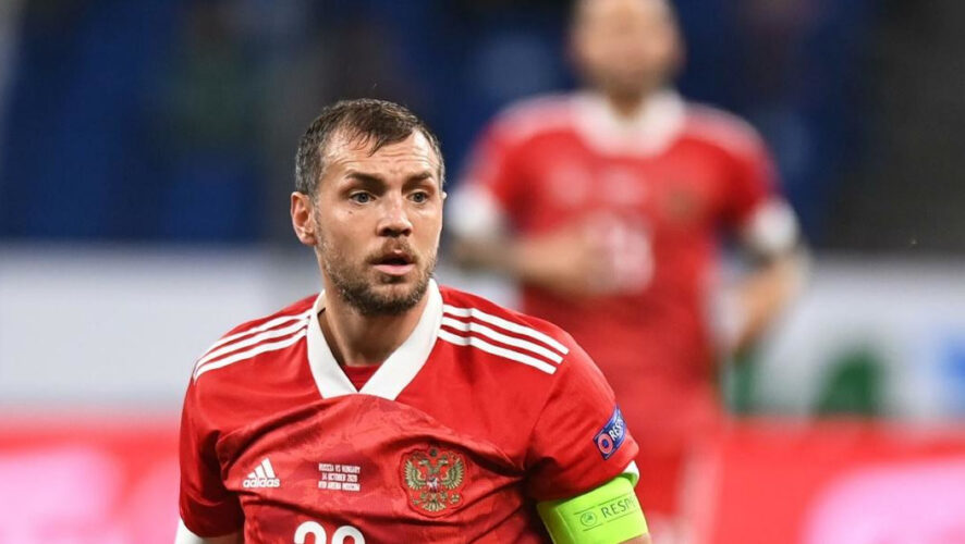 Нападающий сборной России прокомментировал отставку главного тренера команды.