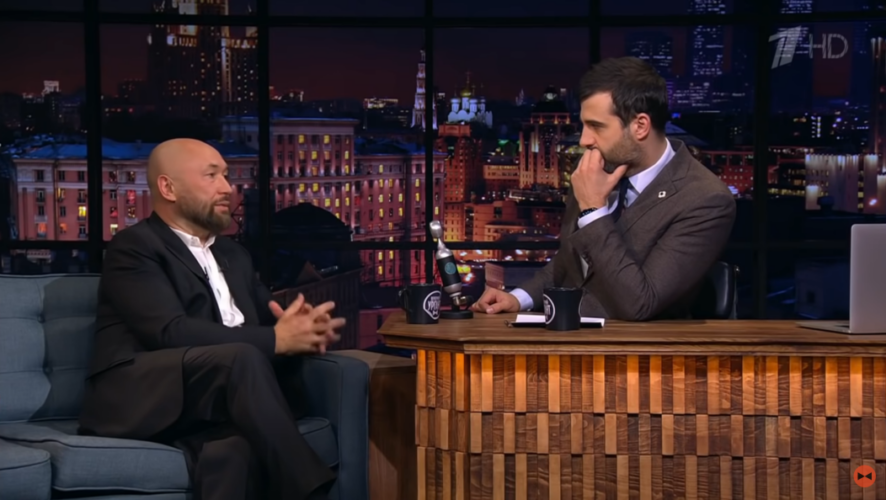 Режиссер подарил шоумену модель самолета.