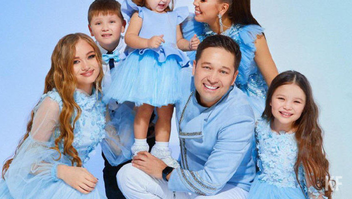 Сейчас в семье певицы растут три дочери и один сын.