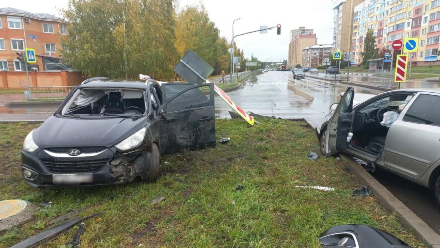 &laquo;Хендай&raquo; влетел в дорожный знак после столкновения со &laquo;Шкодой&raquo;.