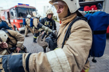 За последние сутки в МЧС Татарстана ликвидировало 17 пожаров по всему региону.