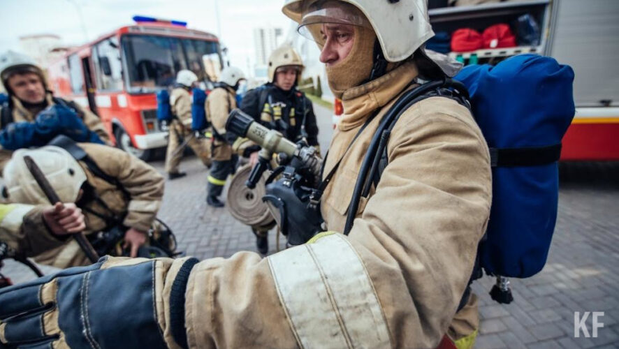 За последние сутки в МЧС Татарстана ликвидировало 17 пожаров по всему региону.