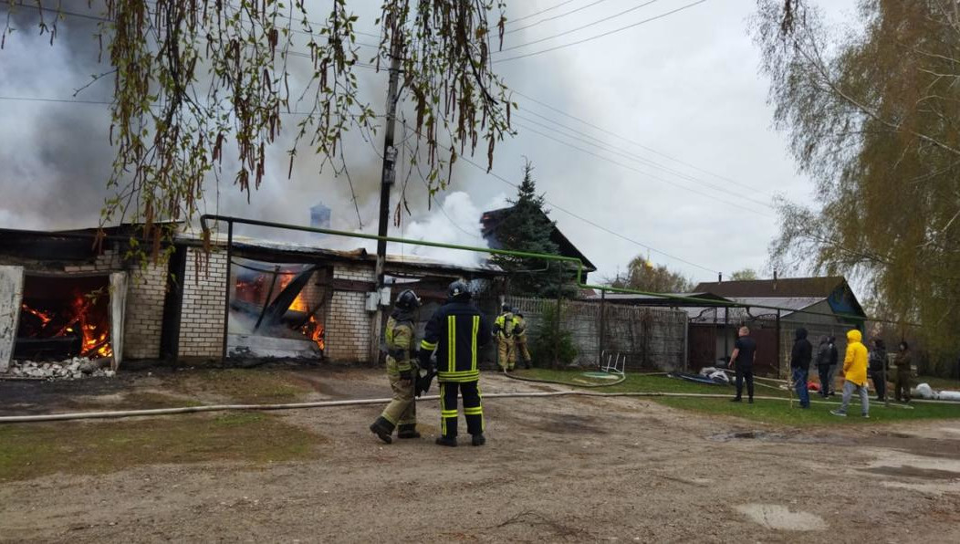 В тушении огня и защите соседнего дома были задействованы 3 водяных ствола.