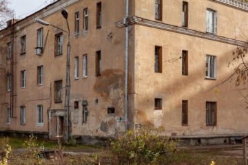 Древний трехэтажный дом №2 по улице Портовой в Казани наконец-то дождался капитального ремонта. Однако он продвигается очень медленно и принес с собой дополнительные проблемы собственникам.