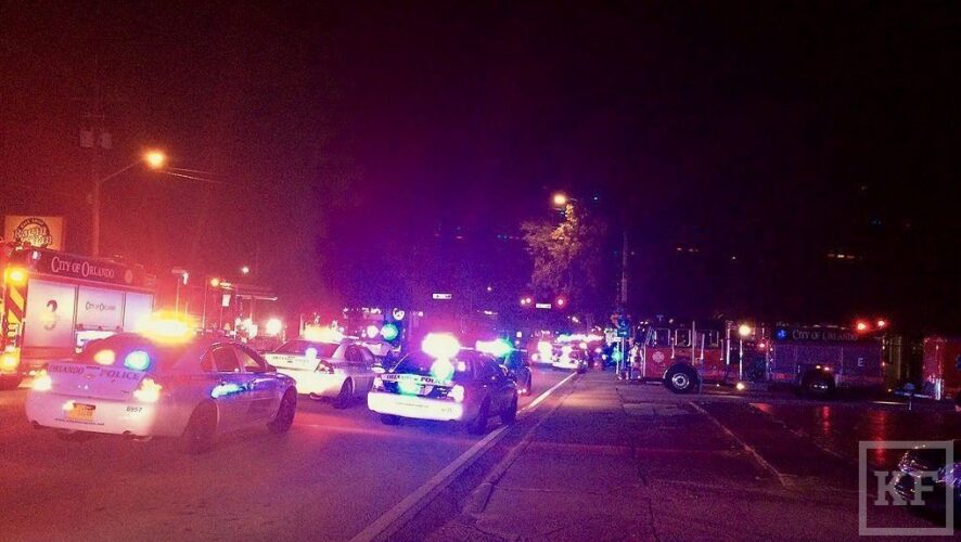 Около 20 человек погибли в результате стрельбы в ночном гей-клубе в городе Орландо в США