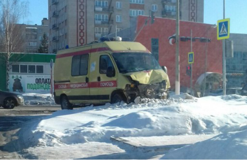 34-летний водитель Hyundai на перекрестке улиц Студенческой и 30 лет Победы в Нижнекамске не пропустил карету скорой помощи