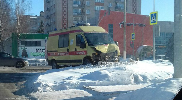 34-летний водитель Hyundai на перекрестке улиц Студенческой и 30 лет Победы в Нижнекамске не пропустил карету скорой помощи
