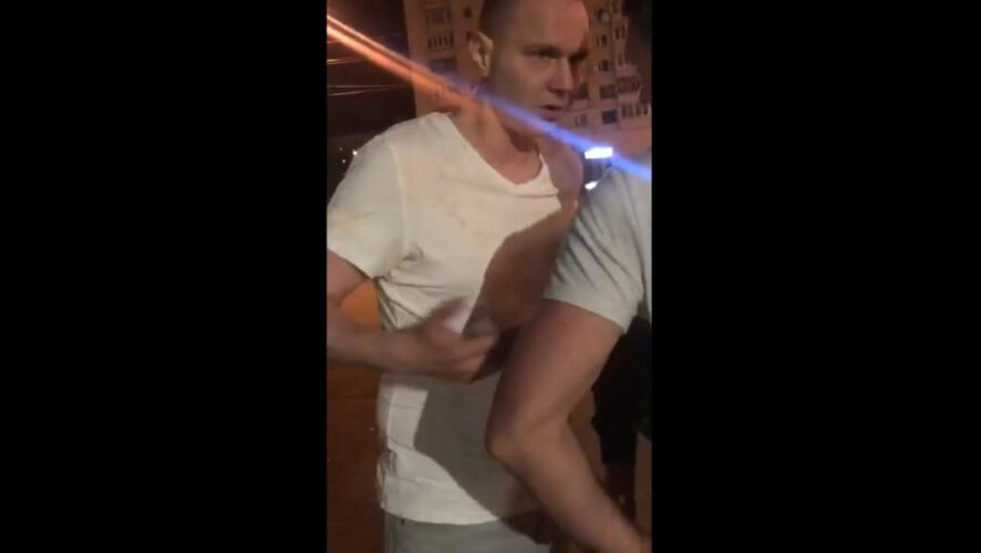 Парламентарий пытался защитить ларьки и попал в полицию.