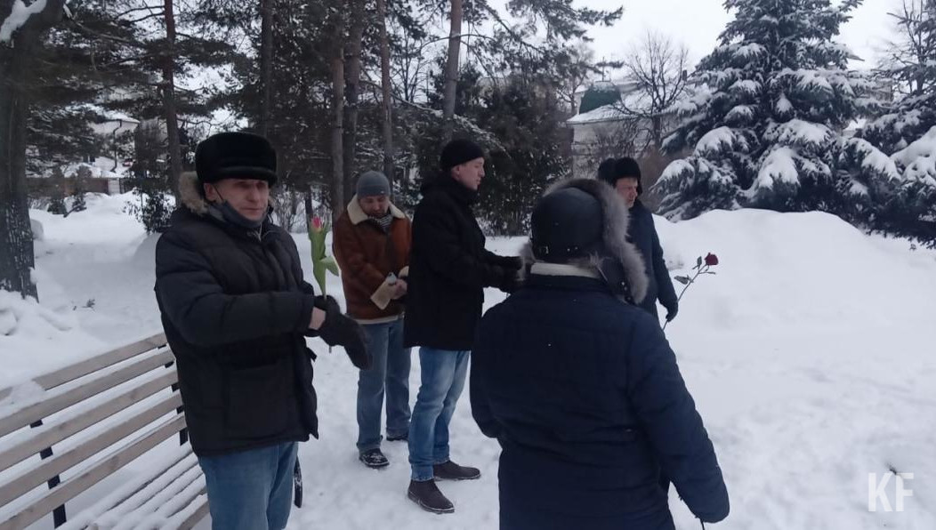 Они возложили цветы к памятнику жертвам политических репрессий.