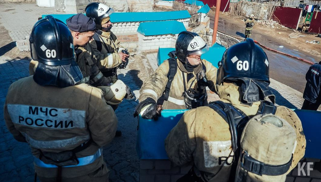 Горел двухэтажный дом из бруса.