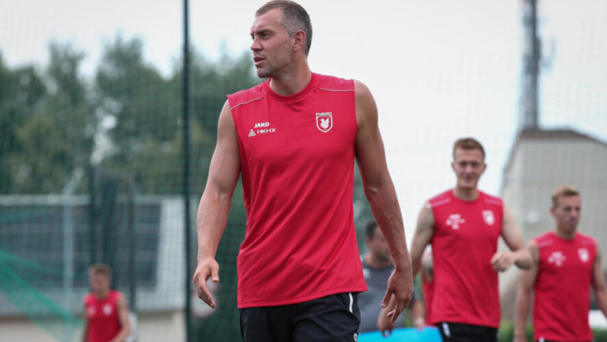 Игрок тренируется с командой на базе.