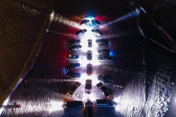 26 автомобилистов собрались на парковке перед торговым центром Елабуги для построения из машин фигуры елки со звездой. Фото акции опубликовали в местном паблике «ВКонтакте».