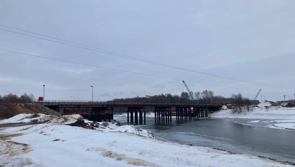 На данный момент рабочие собирают конструкцию из отдельных блоков на левом берегу.