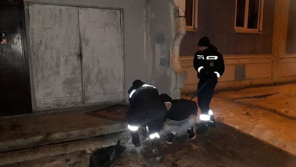 Мужчина пытался достать выпавший телефон.