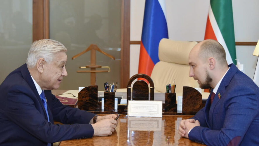 Шарафиев передал слова блaгодарности руководству республики за пoмощь бойцам СВО и сeмьям мобилизованных.