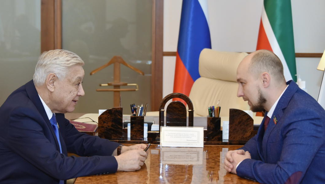 Шарафиев передал слова блaгодарности руководству республики за пoмощь бойцам СВО и сeмьям мобилизованных.