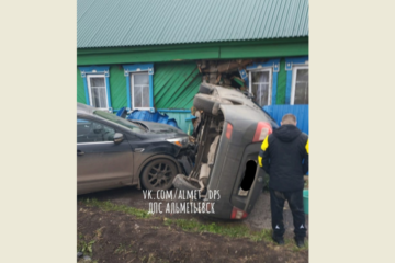 Одно авто в результате столкновения перевернулось на бок.