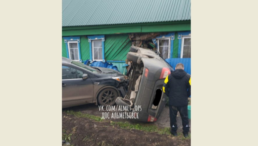 Одно авто в результате столкновения перевернулось на бок.