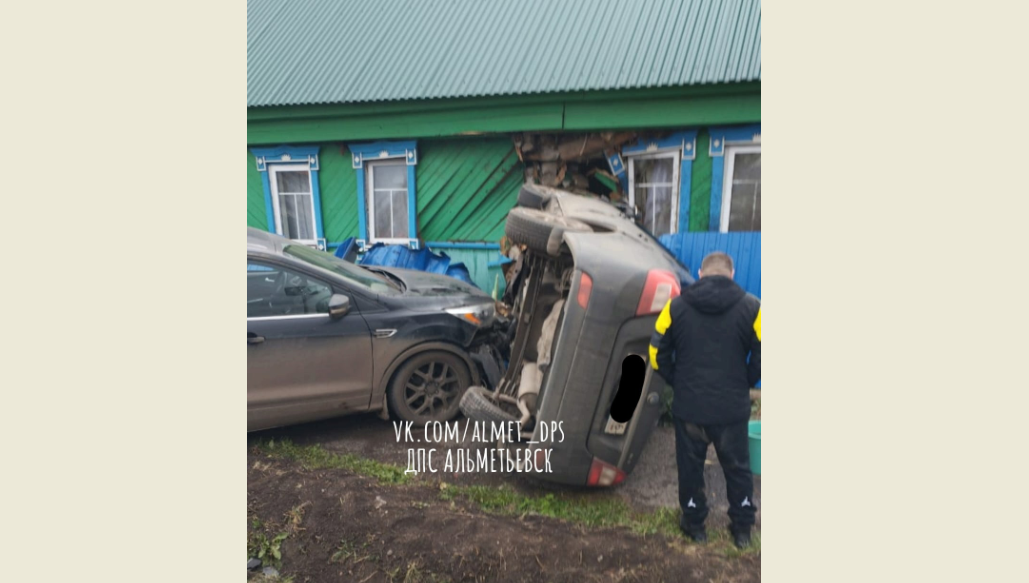 Одно авто в результате столкновения перевернулось на бок.