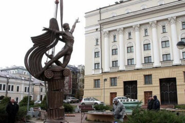 Автором памятника стал знаменитый скульптор Зураб Церетели.
