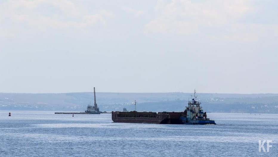 Спасатели пытаются отбуксировать корабль в море.