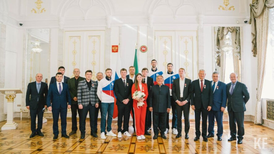 Рустам Минниханов вручил атлетам государственные награды.