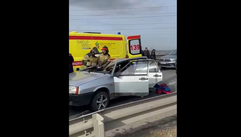 В заторе простаивают десятки автолюбителей.