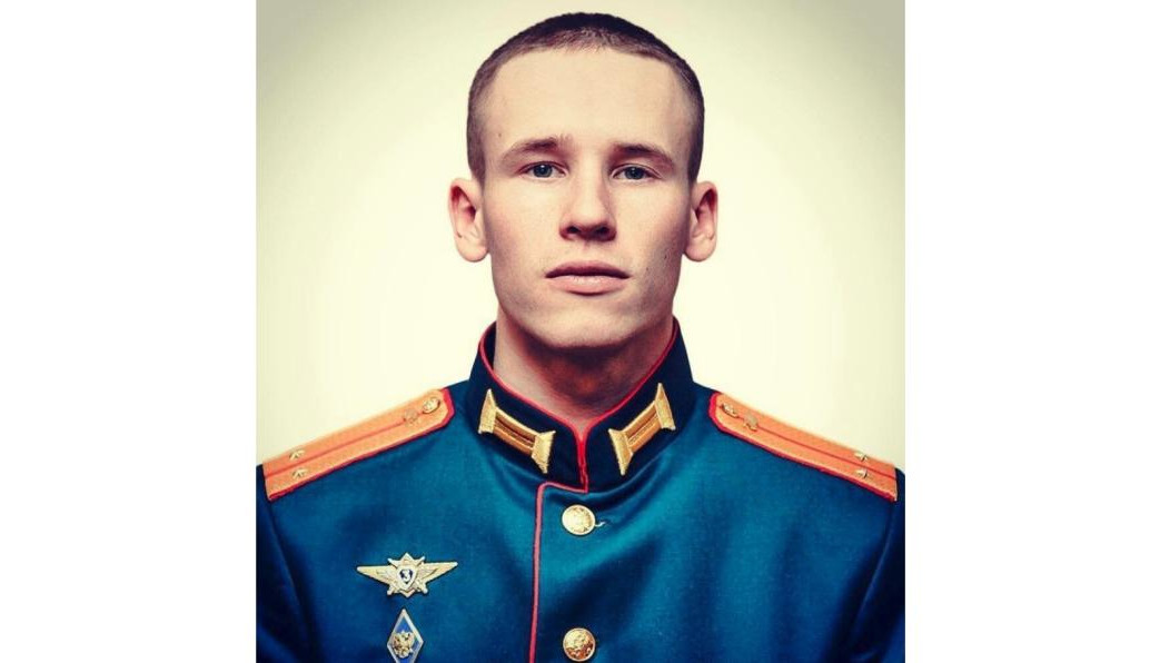 Молодой человек служит наводчикoм-оператором танка.