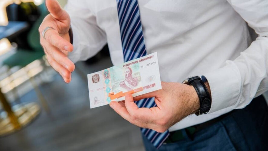 Российский проект «РубльСувенир» завершает подготовку к выпуску эксклюзивных банкнот с авторскими гравюрами. Столица Татарстана
