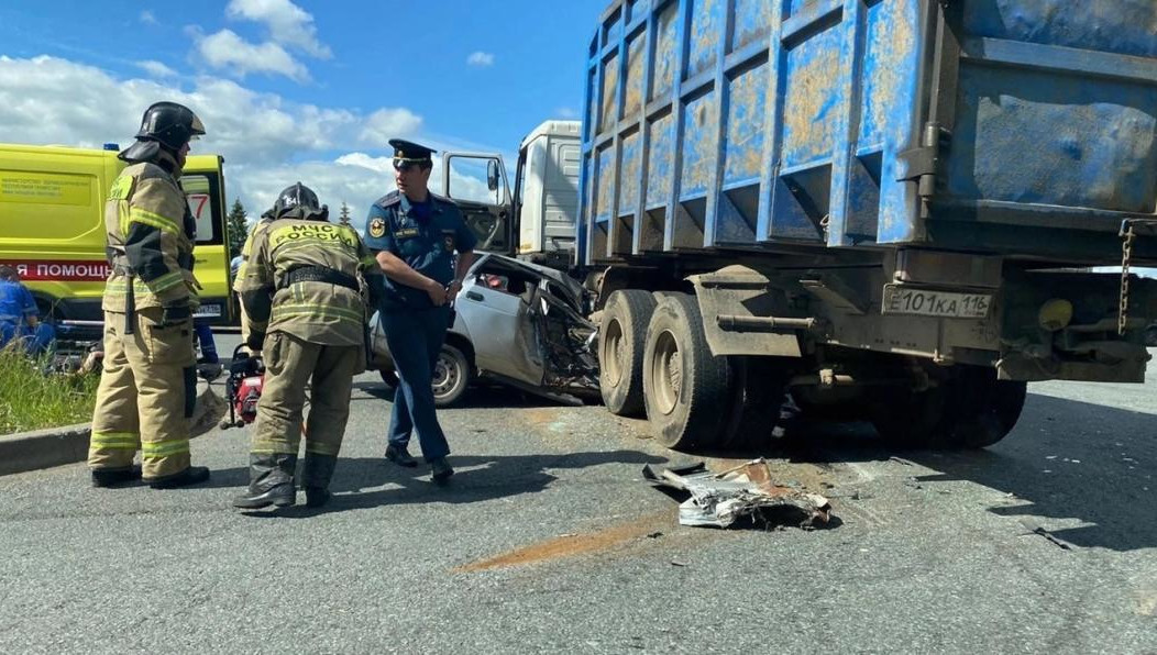 Чтобы достать пассажиров «ВАЗа» из груды металла