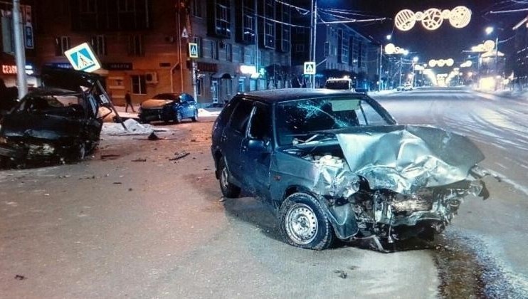 ДТП с участием трех машин произошло на перекрестке улиц Ленина и Джалиля в Альметьевске