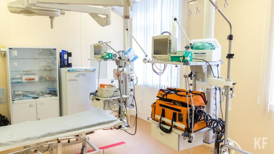 Специалисты пересадили участок кожи с руки и закрыли пластину.