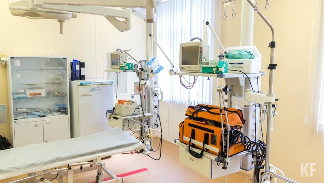 Специалисты пересадили участок кожи с руки и закрыли пластину.