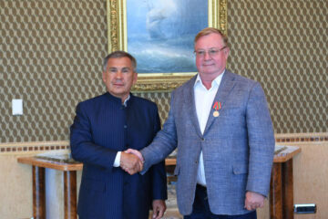 Также татарстанский лидер вручил Сергею Степашину медаль в честь 100-летия ТАССР.