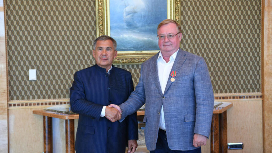 Также татарстанский лидер вручил Сергею Степашину медаль в честь 100-летия ТАССР.