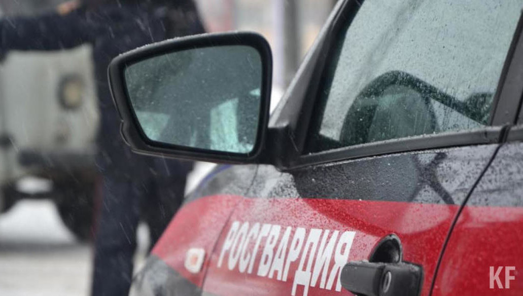 В некоторых городах около зданий военкоматов размещены группы задержания вневедомственной охраны.