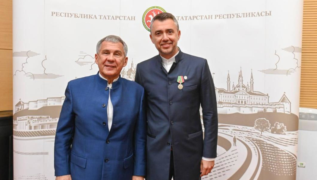 Награду экс-министру по делам молодежи вручил Рустам Минниханов.