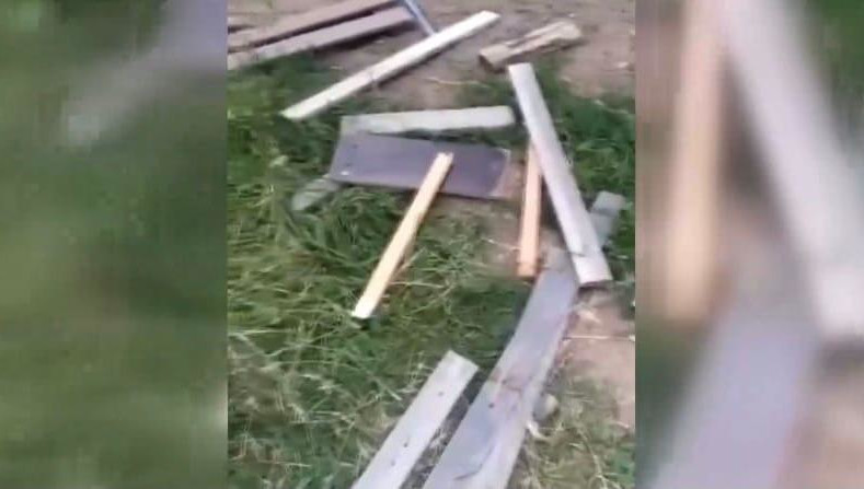 Они разрисовали и написали мат на уличных тренажерах