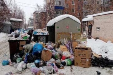 Жильцы дома №45 по улице Ибрагимова жалуются на антисанитарию во дворе.