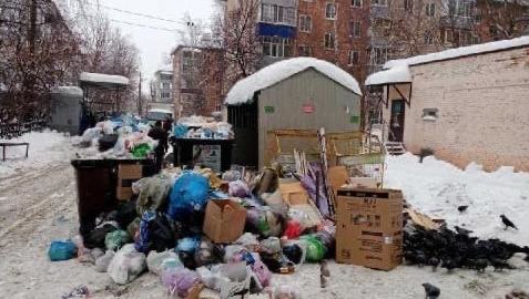 Жильцы дома №45 по улице Ибрагимова жалуются на антисанитарию во дворе.