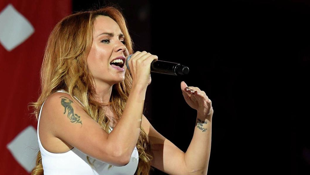 Артистка передвигается по коридорам больницы без помощи медперсонала.