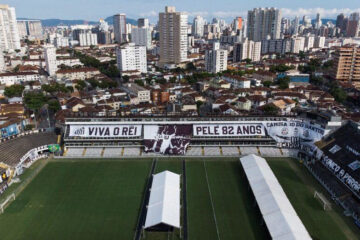 Король футбола играл за клуб из Сан-Паулу.