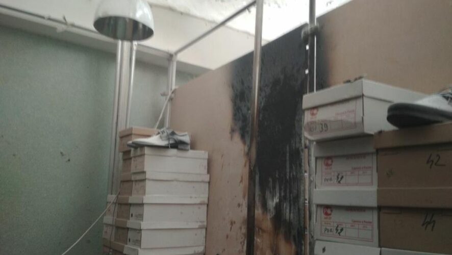 В обувном отделе торгового центра «Березка» в Нижнекамске сегодня в 11:44 произошел пожар