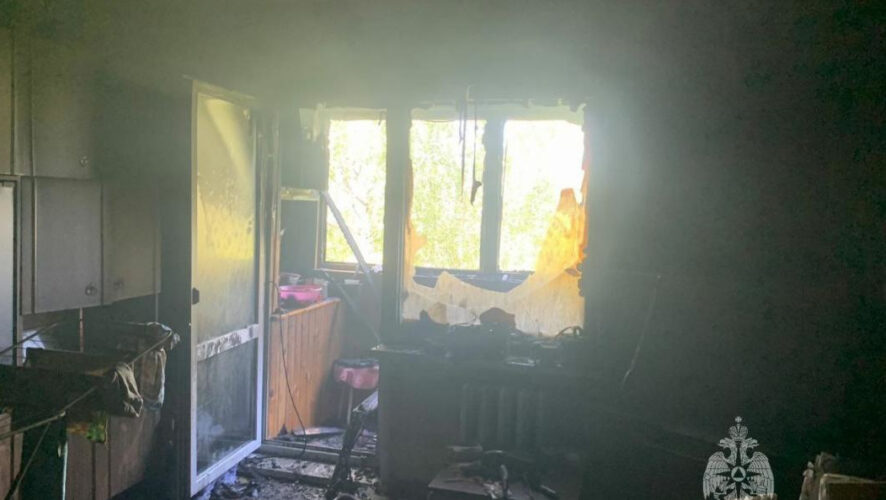 На кухне и балконе квартиры полыхали вещи.