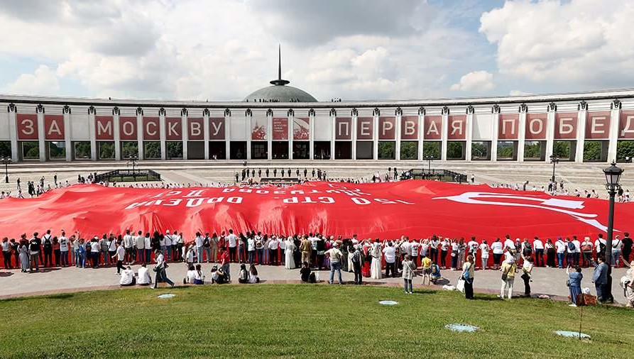 Его параметры – 33 метра в ширину и 63 метра в длину.